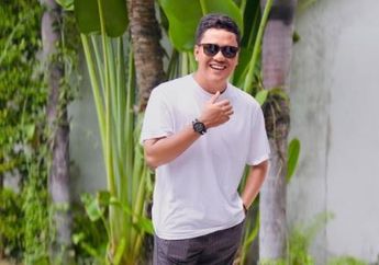 Arief Muhammad Posting Foto Mukanya yang Berwarna Biru, Netizen Langsung Penasaran : Jadi Mumun ya, Bang?