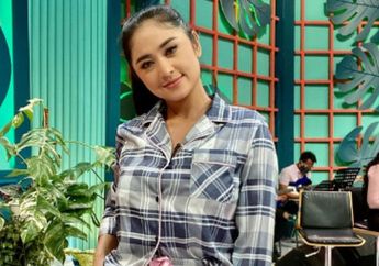 Harta Duniawinya Melimpah hingga Miliki Istana Rp 30 Miliar, Dewi Perssik Tak Gengsi Suruh Keponakan Jualan Minuman Boba di Depan Rumah Gedongannya, Sang Biduan Curhat Colongan: Banyak yang Bilang Sudah Kaya Kok Masih Jualan?