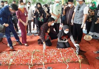 Hatinya Pilu Ditinggal sang Suami Tercinta, Istri Pramugara Sriwijaya Air Oki Bisma Berderai Air Mata Jemput Jenazah di Rumah Sakit POLRI Kramat Jati