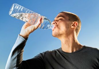Tolong Henitkan Kebiasaan Minum Air dari Botol Plastik Kalau Masih Sayang Nyawa, Bahayanya Bisa Bikin Menyesal Seumur Hidup!