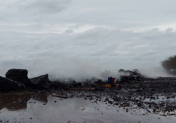 Heboh Laut Kembalikan Sampah ke Daratan Saat Gelombang Tinggi di Manado, Warga Setempat: Kalau Menonton Film Aquaman, Hari Ini Terjadi di Sini!