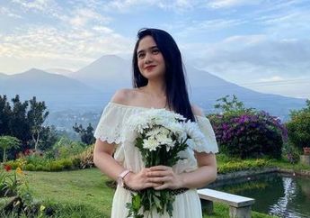 Foto Bersama Keluarga di Momen Hari Raya Idul Fitri, Penampakkan Area Rumah Artis Tissa Biani yang Lekat dengan Kesan Retro Bernuansa Hijau