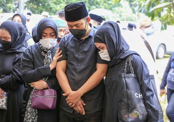 Denny Cagur Hadapi Pemakaman sang Ibunda dengan Penuh Ketegaran