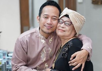 Tangisnya Pecah Terima Sebuah Koper yang Disiapkan sang Ibu Sebelum Meninggal Dunia, Denny Cagur Tak Menyangka Begitu Lihat Isinya: Baru Tahu Hari Ini...