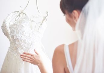 5 Tren Gaun Pengantin Tahun 2021, Tampil Simpel dan Elegan Kenakan Gaun Pernikahan dengan Jubah