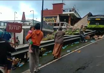 Bak Ambil Kesempatan dalam Kesempitan, Warga Kedapatan Mengambil Minuman dari Kecelakaan Truk Terbalik di Tawangmangu