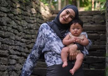 Zaskia Adya Mecca Pamer Foto Sang Buah Hati Lagi Ngemut Jempol Kaki, Netizen Dibuat Makin Terpesona dengan Kelucuan Bhaj Kama: Kamu Mulai Meresahkan Ya