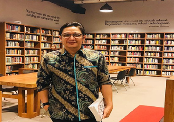 Indonesia Dilanda Musibah, Pasha Ungu Tanda Tangani Gitar Akustik untuk Dilelang dan Didonasikan untuk Korban Bencana di Sulawesi Barat