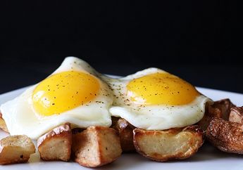 Tips Membuat Telur Ceplok ala Buatan Restoran dengan Kuningnya Pas Berada di Tengah, Gak Akan Gagal!