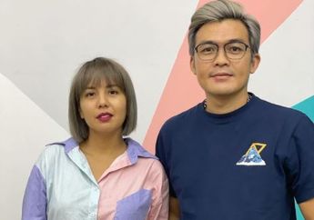 Pamer Aksi Gendong sang Suami, Tya Ariestya Tunjukkan Makna Terselubung dari Potret Perkasanya: Ibarat Fondasi di Keluarga, Kita Berdua Harus Kuat!