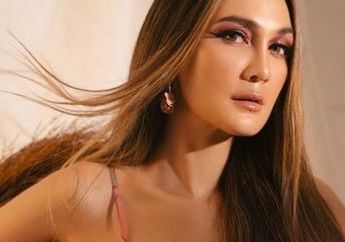 Di Tangannya Melilit Jam Tangan Motif Ular Seharga Rp 258 Juta, Luna Maya Sukses Bikin Netizen Ternganga Lihat Harga Aslinya: Sama kaya Punya Lisa Blackpink..