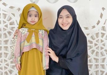 Oki Setiana Dewi Unggah Foto Khadeejah Iseng Mainan Plaster di Wajahnya, Netizen Justru Dibuat Gemas dengan Wajah Cantiknya, Warganet: Ricis Kecil