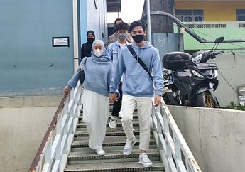 Bak Tersambar Petir, Selalu Genggam Tangan Istrinya yang Hamil, Rey Mbayang Mendadak Bagikan Kabar Duka: Doakan Kita Ya...