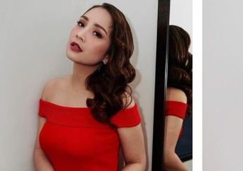 Pose Manis dengan Rok Plisket Lebih dari Rp 15 Juta, Nagita Slavina Bikin Netizen Auto Tertampar Kenyataan: Harga Jutaan Udah Kaya Beli Terasi ya...