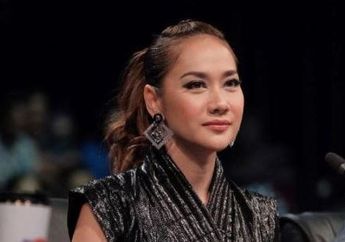 Duduk Ngemper Sambil Senderan Lemas di Balkon Gedung, Penampilan Kece Bunga Citra Lestari Jadi Sorotan Netizen: Gitu Aja Stunning ya..