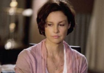 Menderita Patah Tulang Kaki Akibat Alami Kecelakaan di Kongo, Bintang Divergent Ashley Judd Harus Tahan Sakit 55 Jam Sebelum Akhirnya Masuk ICU