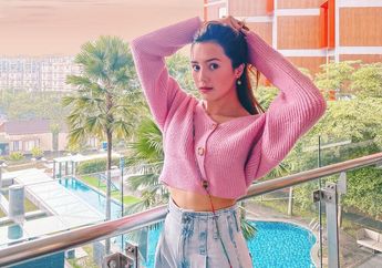 Kenakan Cardigan Unik Saat Foto OOTD, Penampilan Beby Tsabina Tuai Pujian Netizen: Suka deh Sama OOTD Beby!