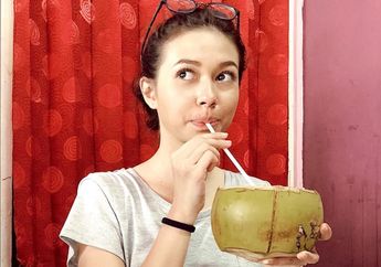 Yuki Kato Pamer Sedang Minum Air Kelapa, Selain Enak Ini Dia Manfaat Air Kelapa untuk Kesehatan