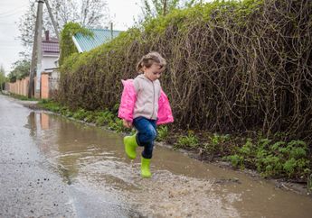 Cegah Bahaya dan Anak Sakit Usai Banjir, Ini 10 Hal yang Harus Orang Tua Lakukan!
