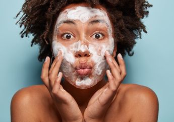 Catat, Berikut Tips Double Cleansing untuk Kulit Kering, Berminyak, dan Normal!