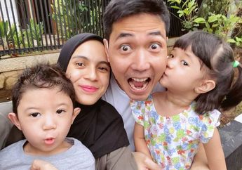 Unggah Keseruan di Keluarga Kecilnya, Nycta Gina Beberkan Polah Jahil Sang Putri yang Membuatnya Pasrah dan Tak Bisa Menggunakan Baju Tunik