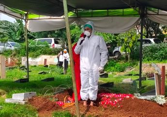 Tangis Teddy Syah Pecah Lepas Kepergian Rina Gunawan: Aku Inshallah Ikhlas