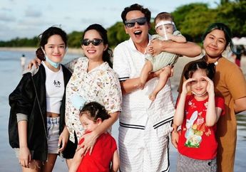 Sendu, Ussy Sulistiawaty Ajak Anak-anaknya Nyekar ke Makam Sosok Kesayangannya ini, Pesannya Sungguh Menyayat Hati