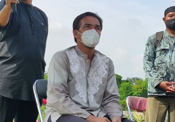 3 Hari Pasca Istri Dikebumikan, Teddy Syah Kunjungi Makam Mendiang Rina Gunawan untuk Pertama Kali