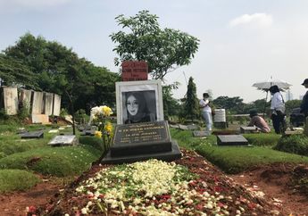 Keluarga dan Penggemar Sering Berkunjung, Makam Rina Gunawan Masih Harum Bunga Kuburan