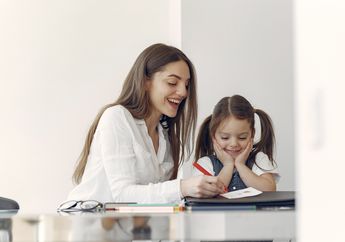 Ingin Anak Menguasai Dua Bahasa? Ketahui Dulu Risiko Pola Pengajaran Bilingual