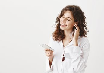 Keenakan Dengerin Lagu Pakai Earphone Ternyata Bisa Picu Gangguan Pendengaran dan Otak! Bagaimana Cara Menghindarinya?