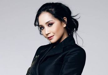 Terlihat Tipis dan Berlubang Hingga Disebut Compang-camping, Harga Kaus Oblong Nagita Slavina Bikin Geger Netizen