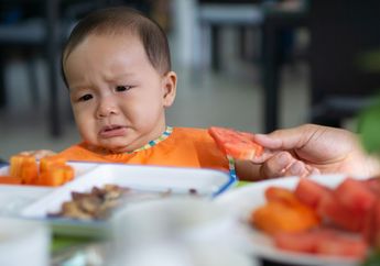 Mengiming-imingi Hadiah pada Anak yang Menolak Makan Ternyata Bahaya, Ini 7 Aturan Saat Memberi Makan si Kecil di Atas 6 Bulan