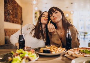 Terkenal Doyan Makan, Inilah 4 Zodiak yang Selalu Habiskan Uangnya untuk Jajan!