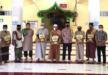 Kapolres Bagikan Sembako Kepada Masyarakat Kurang Mampu