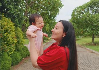 Dikomentari Netizen, Asmirandah Tegaskan Menggendong Tidak Membuat Bayi Bau Tangan, Benarkah Demikian?