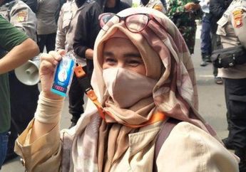 Mau Ikut Meliput Sidang Rizieq Shihab, Neno Warisman Pamerkan Kartu Pers yang Tergantung di Lehernya: Saya Dewan Redaksi