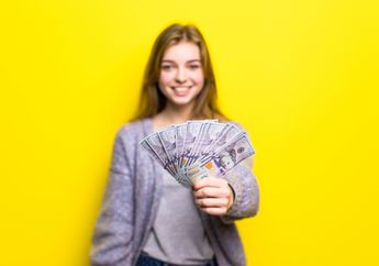 Hore, Sebentar Lagi Gajian! Yuk, Simak Tips Mengelola Gaji UMR Supaya Nggak Kehabisan Uang Sebelum Akhir Bulan Lagi!