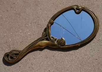 Arti Mimpi Memegang Kaca Pecah Isyaratkan tentang Bahaya yang Mengincar, Perhatikan Gaya Hidup!