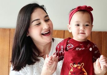 Mona Ratuliu Ajarkan Anaknya Makan Pepaya, Ternyata Buah Ini Memang Bisa Meningkatkan Imunitas hingga Kesehatan Mata si Kecil loh!