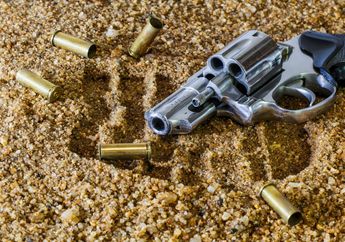 Aksi Teror di Mabes Polri Kejutkan Publik, Terduga Teroris Langsung Jatuh  usai Ditembak di Dekat Kantor Kapolri!