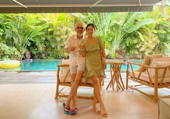 Cuek Bebek Disebut Matre Gegara Nikahi Duda Tajir 18 Tahun Lebih Tua, Bunga Zainal Skakmat Warganet dengan Pamer Pose Gelendotan Manja di Bahu Sang Suami: Hi Love... 