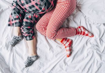 Mulai Nanti Malam Coba Tidur Pakai Kaus Kaki, Manfaatnya Mulai dari Membantu Tidur Lebih Cepat Hingga Membantu Capai Orgasme!