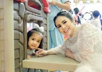 Temani Sang Putri ke Acara Ulang Tahun, Intip Penampilan Mewah Momo Geisha dan Briell dalam Balutan Gucci!