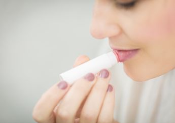 Anti Bibir Kering Saat Puasa, Ini Dia 7 Kandungan Terbaik Pada Lip Balm!