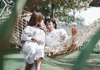 Kecup Mesra Sang Istri Saat Pamit Honeymoon Demi Menyambut Datangnya Bulan Suci Ramadhan 2021, Atta Halilintar Beri Pesan untuk Aurel Hermansyah: Kita Lanjut Habis Lebaran ya Istri!