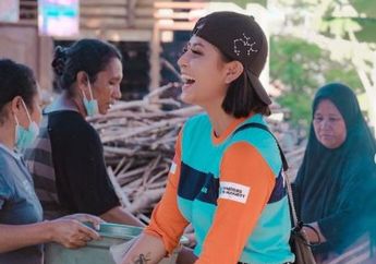 Padahal Hartanya sebagai Influencer Melimpah Ruah Tapi Rela Tidur Beralaskan Kasur Tipis di Lantai, Awkarin Tuai Pujian dari Warganet soal Jiwa Merakyatnya, Netizen: Salut Wanita Hebat