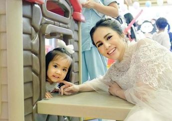 Momo eks Geisha Cuek Beri Anaknya Payung Branded Sambil Asyik Mengajak sang Putri Main Bola di Lapangan Miliknya Sendiri, Netizen: Enak Ya Jadi Sultan