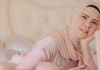 Angel Lelga Beri THR Anak dalam Bentuk Emas Batangan