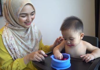 Citra Kirana Heboh Lihat Putranya Belajar Finger Food, Simak Apa Saja Manfaat Makan Sendiri untuk Tumbuh Kembang si Kecil!